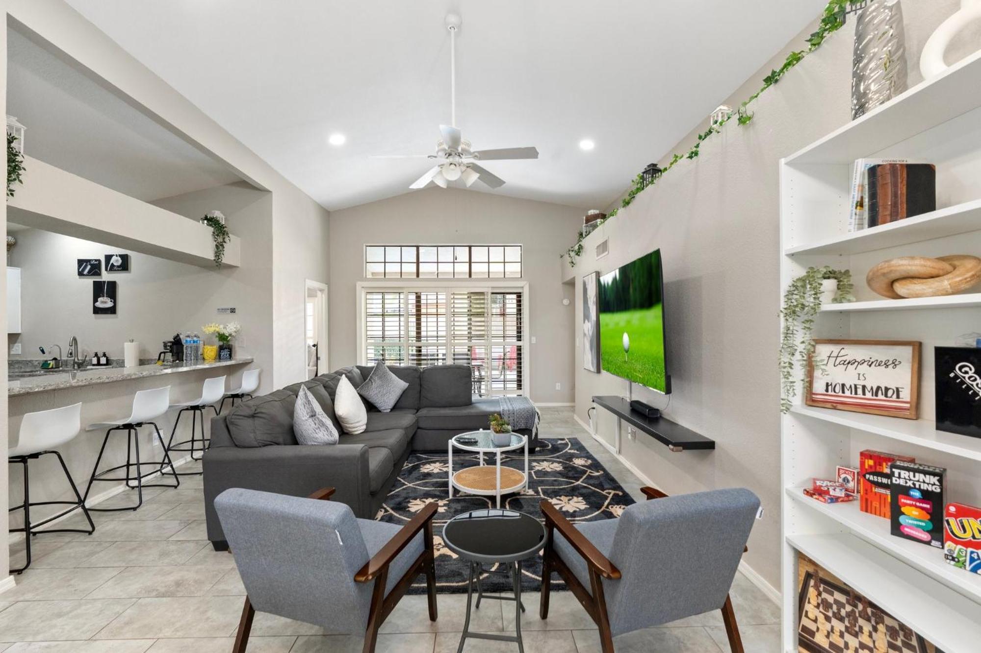 Stylish Mid-century 4br Escape With Pool & Luxe Vibes *