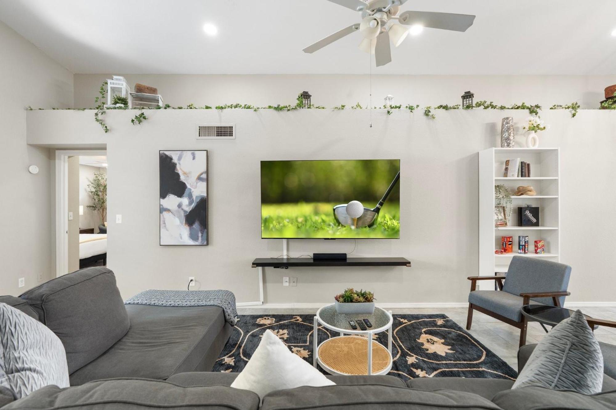 Stylish Mid-century 4br Escape With Pool & Luxe Vibes Feriehus