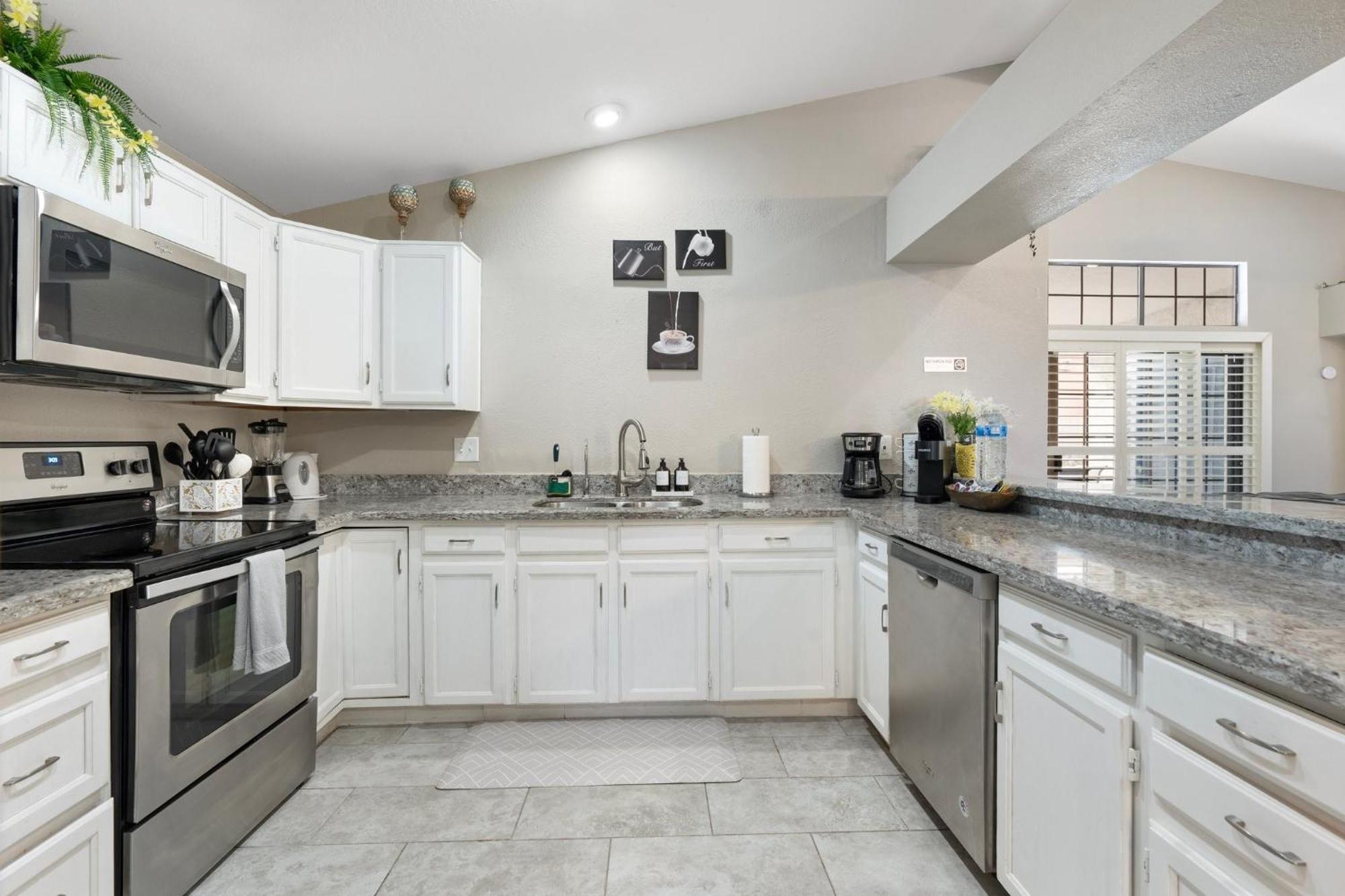 Stylish Mid-century 4br Escape With Pool & Luxe Vibes Phoenix